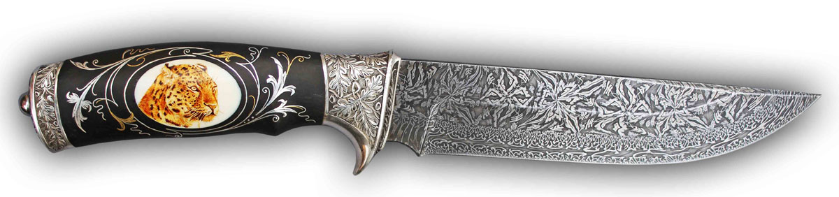 Нож для охоты с гравировкой на дамаске
